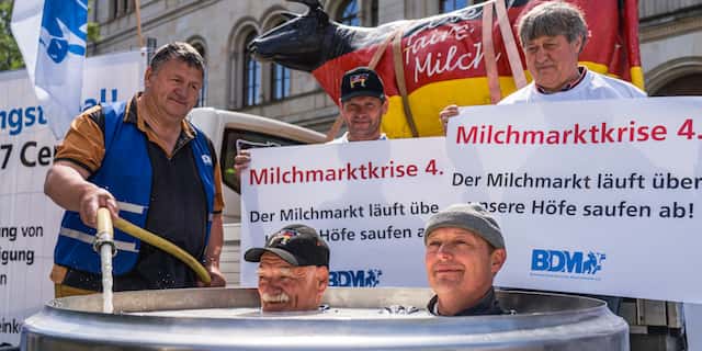 Tag der Milch: BDM-Mitglieder gehen in übervollen Milchtanks baden
